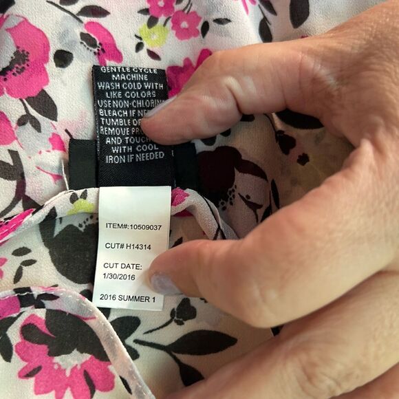 EUC Torrid Floral Chiffon Sleeveless Top - Pink & Black w/ Lattice Back - Size 0 - Picture 4 of 7